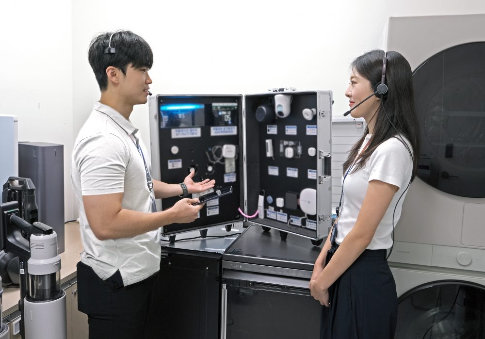 삼성전자서비스 상담사가 IoT 시연실에서 상담을 진행하는 모습