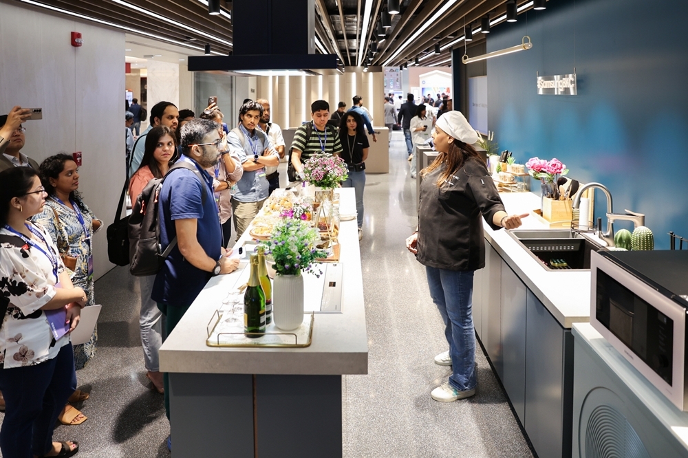 삼성전자가 인도 뭄바이에 위치한 삼성 BKC 플래그십 스토어에서 현지 미디어와 거래선을 대상으로 최신 'AI 홈'의 차별화된 고객 경험을 소개하고, 제품의 성능과 사용성을 혁신하는 ▲모바일 제품의 '갤럭시 AI' ▲영상 디스플레이 제품의 '비전 AI' ▲가전 제품의 '비스포크 AI'가 탑재된 다양한 신제품을 선보이는 모습-1