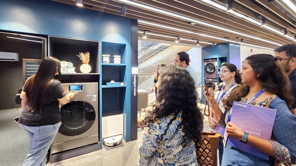 삼성전자가 인도 뭄바이에 위치한 삼성 BKC 플래그십 스토어에서 현지 미디어와 거래선을 대상으로 최신 'AI 홈'의 차별화된 고객 경험을 소개하고, 제품의 성능과 사용성을 혁신하는 ▲모바일 제품의 '갤럭시 AI' ▲영상 디스플레이 제품의 '비전 AI' ▲가전 제품의 '비스포크 AI'가 탑재된 다양한 신제품을 선보이고 있는 사진-2