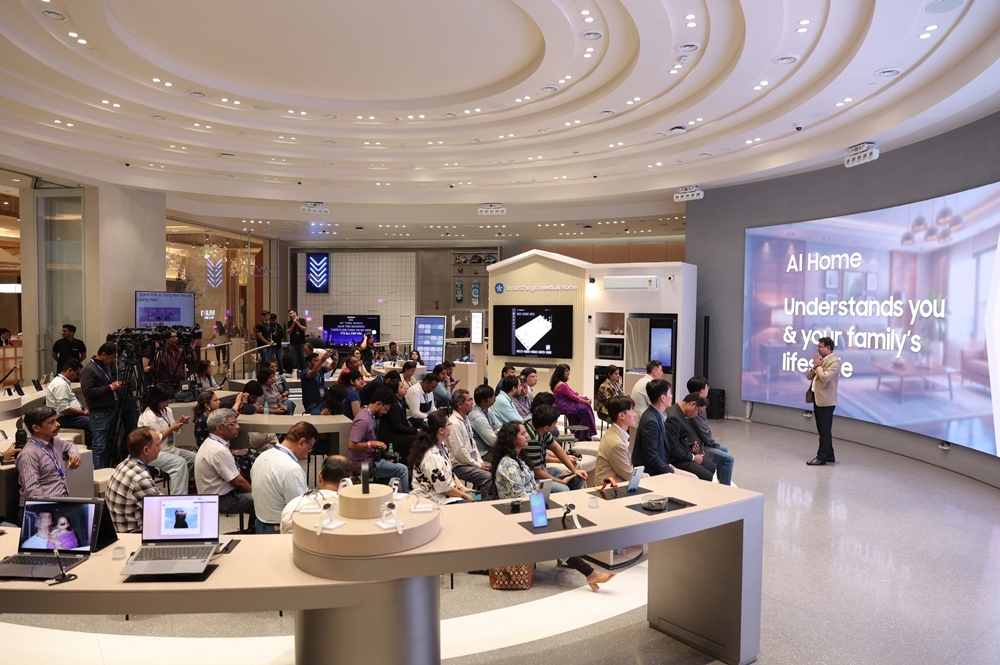 삼성전자가 인도 뭄바이에 위치한 삼성 BKC 플래그십 스토어에서 현지 미디어와 거래선을 대상으로 최신 'AI 홈'의 차별화된 고객 경험을 소개하고, 제품의 성능과 사용성을 혁신하는 ▲모바일 제품의 '갤럭시 AI' ▲영상 디스플레이 제품의 '비전 AI' ▲가전 제품의 '비스포크 AI'가 탑재된 다양한 신제품을 선보였다.-6