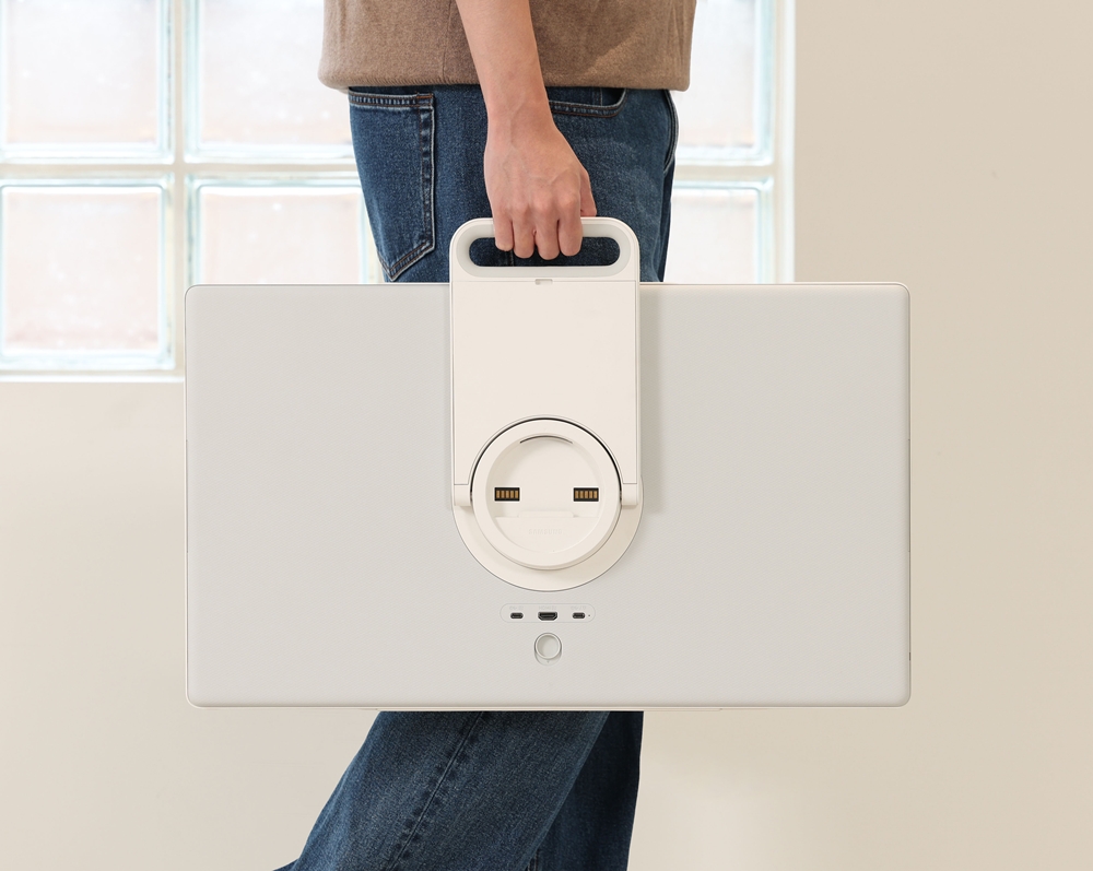 삼성전자 모델이 손잡이 역할을 하는 '더 무빙스타일'의 '일체형 킥스탠드'로 손쉽게 이동하고 있다.