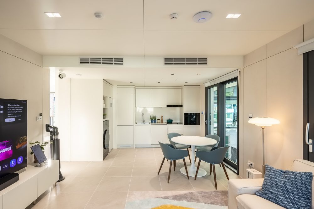 스마트싱스는 사용자 귀가 후 기기를 제어해 에어컨 온도와 조명을 자동 조절한다.