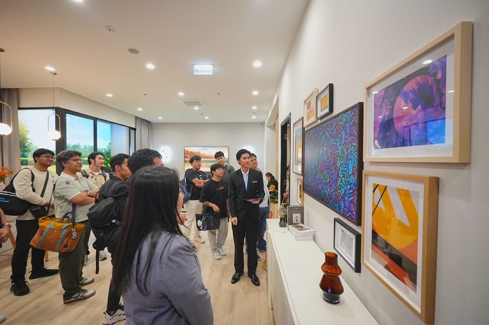 태국 방콕에 위치한 삼성전자 비즈니스 익스피리언스 스튜디오(BES)를 찾은 방문객들이 '스마트홈' 콘셉트의 전시 공간에서 스마트싱스로 연결돼 한층 쉽고 편리해진 개인 맞춤형 공간을 경험하고 있다. 