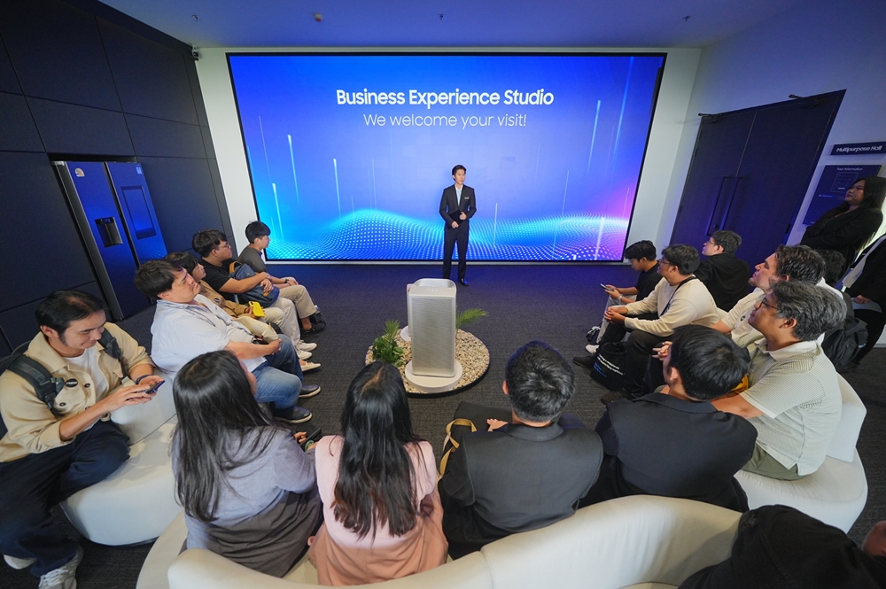 삼성전자가 태국 방콕에 위치한 '킹스퀘어(KingsQuare)' 복합 쇼핑몰에 AI 기반 B2B(기업 간 거래) 체험 공간인 '비즈니스 익스피리언스 스튜디오'를 오픈했다. 