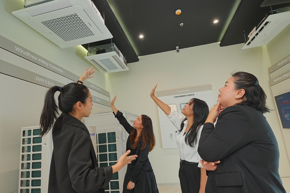 태국 방콕에 위치한 삼성전자 비즈니스 익스피리언스 스튜디오(BES)를 찾은 방문객들이 '에어컨 쇼룸' 전시 공간에서 삼성만의 독보적인 성능과 디자인의 시스템 에어컨을 구경하고 있다.