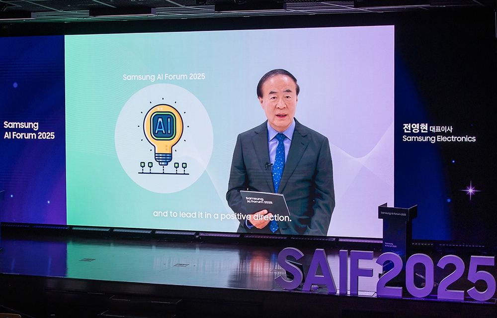 15일 경기도 용인에 위치한 삼성전자 The UniverSE에서 진행된 '삼성 AI 포럼 2025'에서 삼성전자 전영현 대표이사 부회장이 개회사를 하고 있다.
