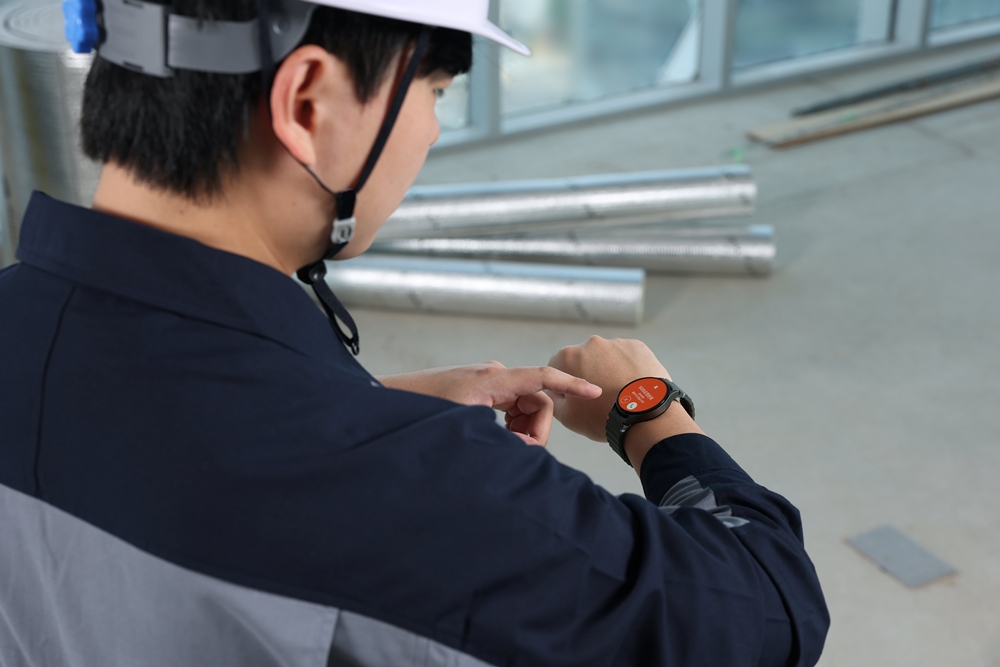 삼성전자 모델이 '스마트싱스 프로 안전 관리 솔루션(SmartThings Pro for Safety)'이 적용된 '갤럭시 워치' 알림을 확인하고 있다.