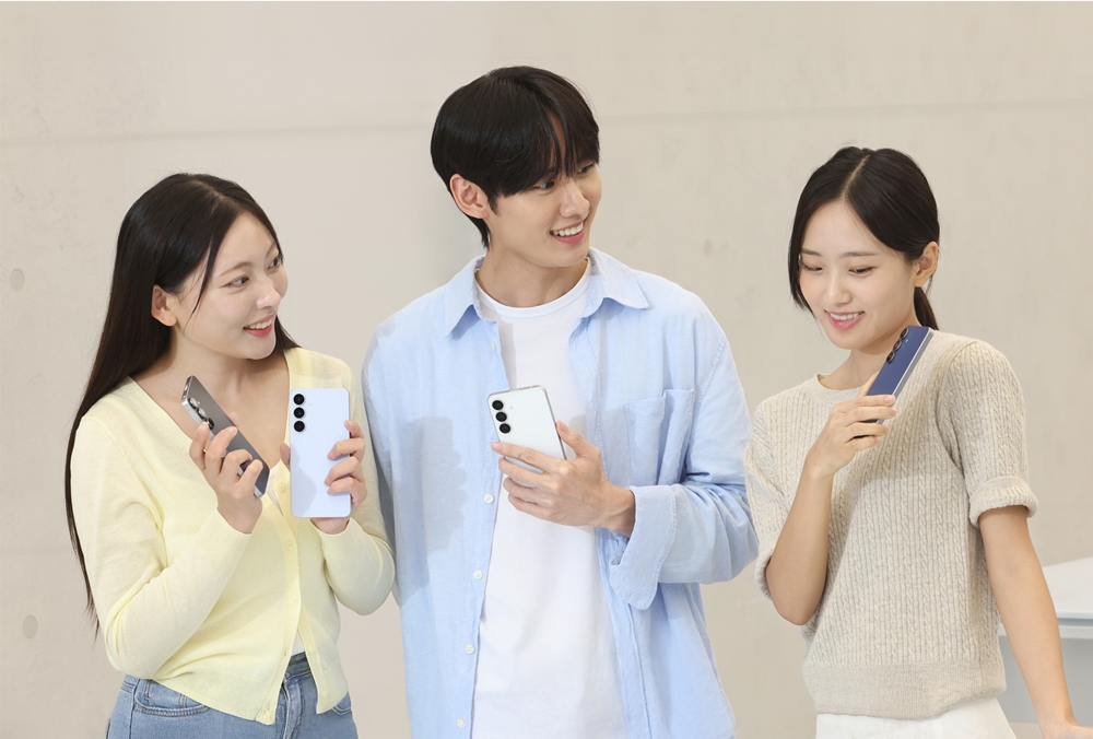 삼성전자 모델이 19일 국내 출시하는 '갤럭시 S25 FE'를 소개하는 모습 