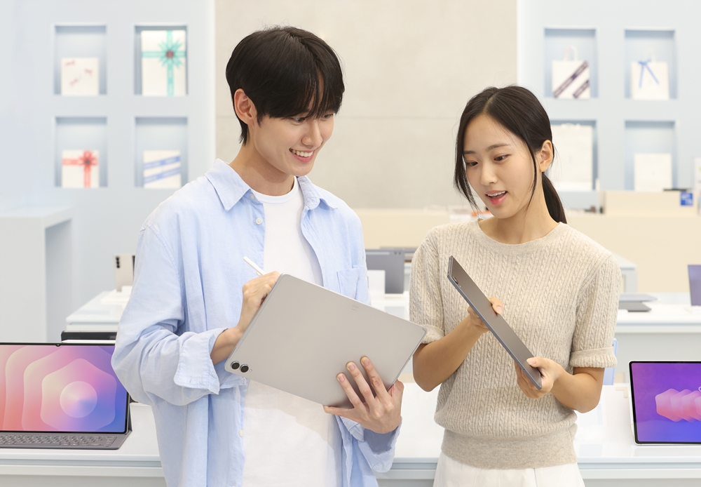 삼성전자 모델이 19일 국내 출시하는 '갤럭시 탭 S11 시리즈'의 슬림한 디자인과 새롭게 바뀐 'S펜'을 체험하고 있다