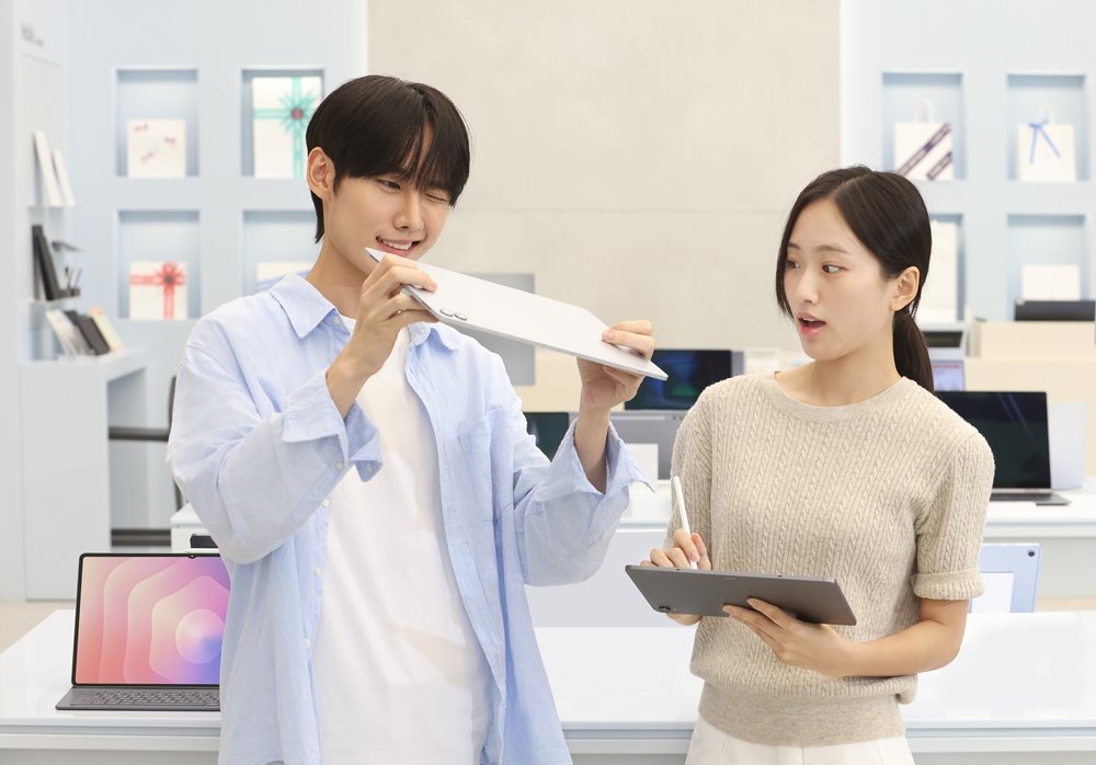삼성전자 모델이 19일 국내 출시하는 '갤럭시 탭 S11 시리즈'의 슬림한 디자인과 새롭게 바뀐 'S펜'을 체험하는 모습