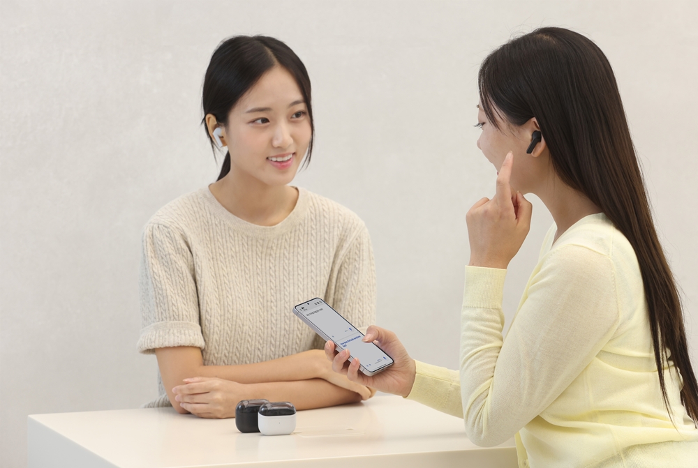 삼성전자 모델이 19일 국내 출시하는 '갤럭시 버즈3 FE'의 '실시간 통역' 기능과 '액티브 노이즈 캔슬링' 기능을 체험하는 모습