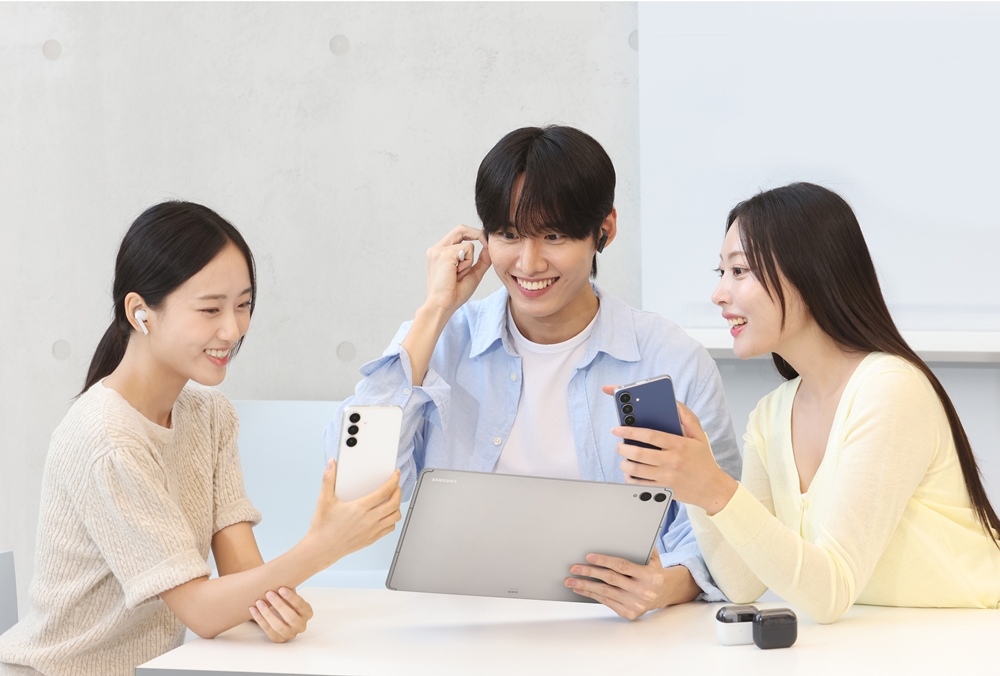 삼성전자 모델이 19일 국내 출시하는 '갤럭시 S25 FE', '갤럭시 탭 S11 시리즈', '갤럭시 버즈3 FE'를 사용하는 모습