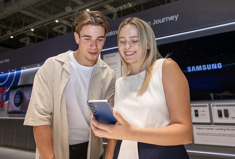 오는 5일부터 9일(현지시간) 'IFA 2025'가 열리는 독일 베를린 '메세 베를린(Messe Berlin)'의 '시티큐브 베를린(City Cube Berlin)'에 위치한 삼성전자 전시관에서 삼성전자 모델이 갤럭시 S25 FE를 소개하고 있다.