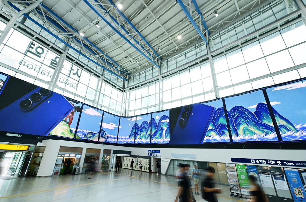 삼성전자가 서울역에서 진행하는 ‘갤럭시 Z 폴드7∙Z 플립7’ 초대형 미디어아트 디지털 옥외광고 모습