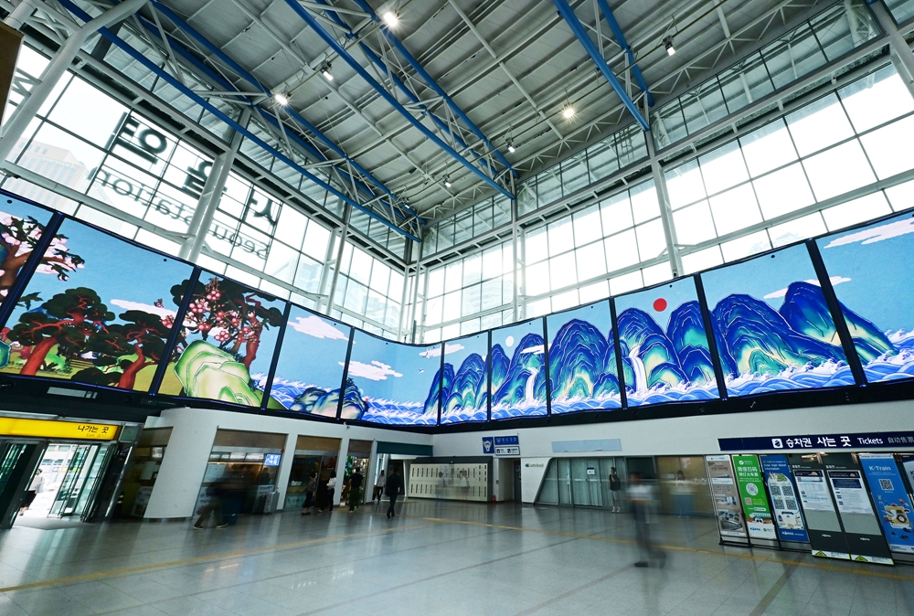 서울역에서 진행하는 ‘갤럭시 Z 폴드7∙Z 플립7’ 초대형 미디어아트 디지털 옥외광고 모습