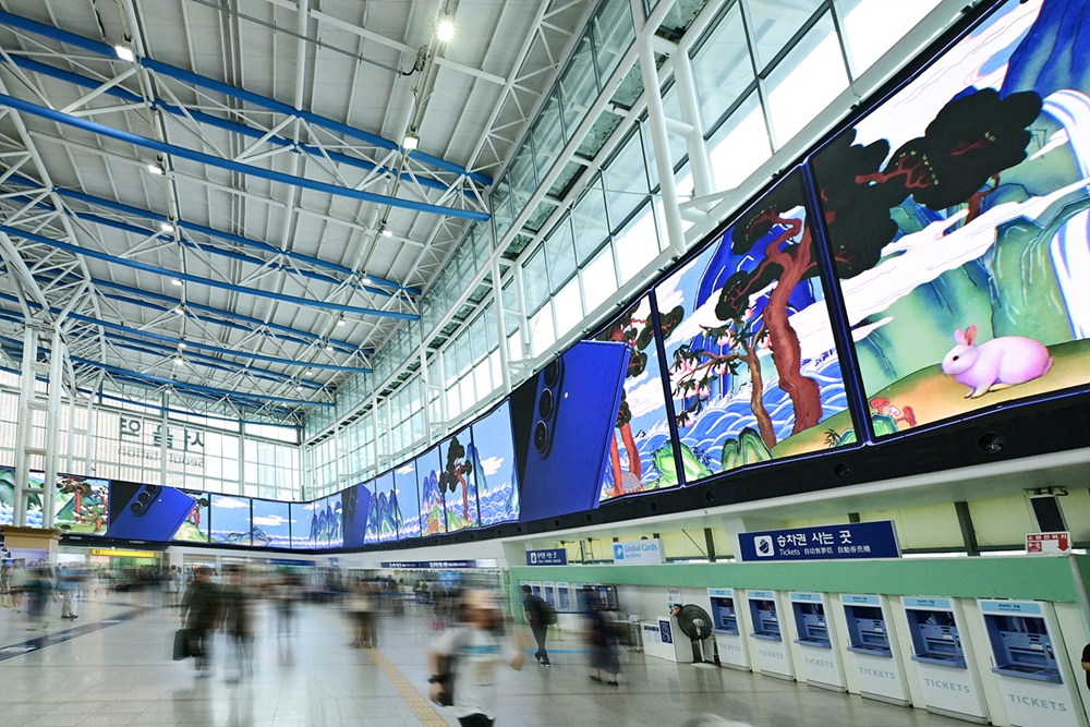 삼성전자가 서울역에서 진행하는 ‘갤럭시 Z 폴드7∙Z 플립7’ 초대형 미디어아트 디지털 옥외광고 모습