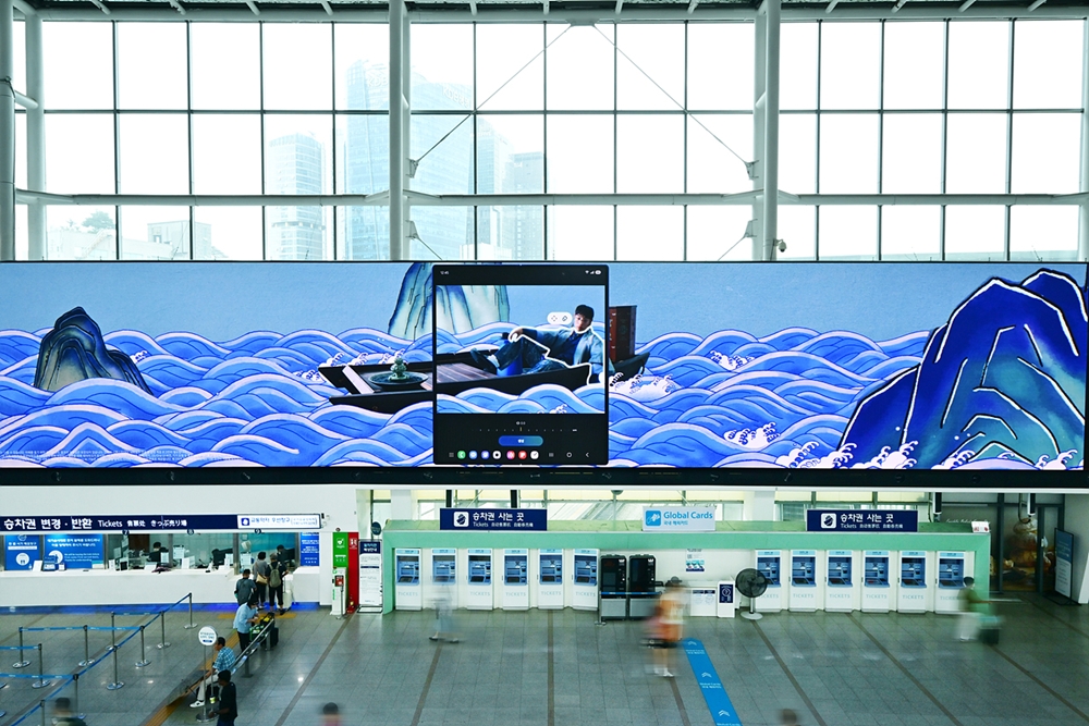 삼성전자가 서울역에서 진행하는 ‘갤럭시 Z 폴드7∙Z 플립7’ 초대형 미디어아트 디지털 옥외광고의 ‘생성형 편집’ 활용 장면