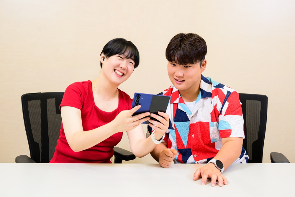 (왼쪽부터) 삼성 서포터즈 김하정, 김완수 씨가 One UI 8에 적용된 접근성 기능을 사용하는 모습