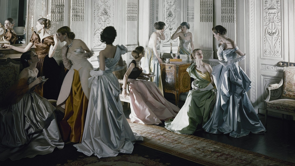 세실 비튼이 1948년에 촬영한 유명 디자이너 찰스 제임스의 드레스. 찰스 제임스의 디자인은 2014년 멧 갈라(Met Gala)의 주제였으며, 안나 윈투어 의상 센터(The Costume Institute’s Anna Wintour Costume Center)의 전시에도 포함되었다.