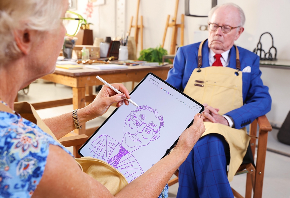 삼성전자 영국 법인은 취미 활동의 재시작을 축하하기 위해 마이클(Micheal)과 힐러리 화이트홀(Hilary Whitehall) 노부부를 갤럭시 탭 S11울트라를 활용한 인터렉티브 데이트에 초청했다.