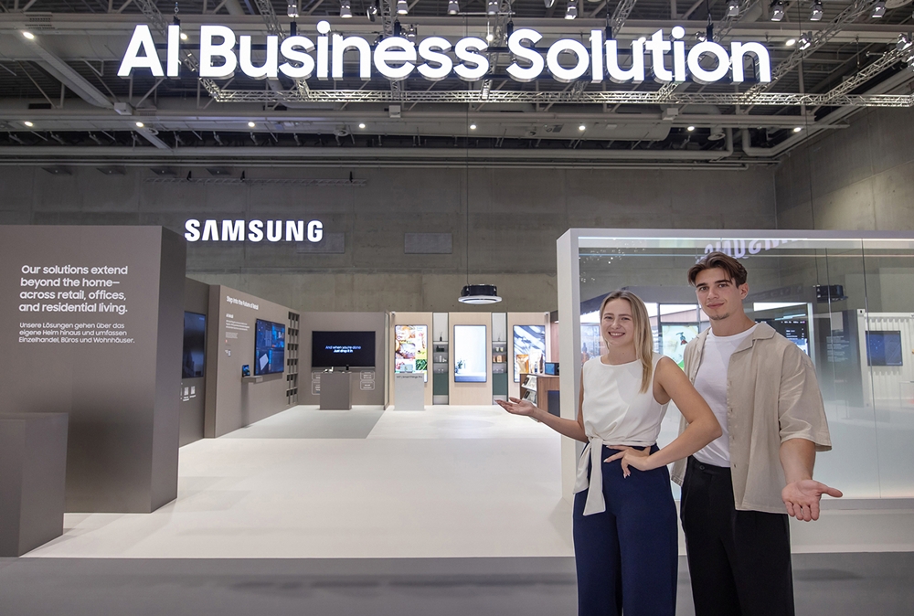 오는 5일부터 9일(현지시간) 'IFA 2025'가 열리는 독일 베를린 '메세 베를린(Messe Berlin)'의 '시티큐브 베를린(City Cube Berlin)'에 위치한 삼성전자 전시관에서 삼성전자 모델이 AI 비즈니스 솔루션' 존을 소개하고 있다.