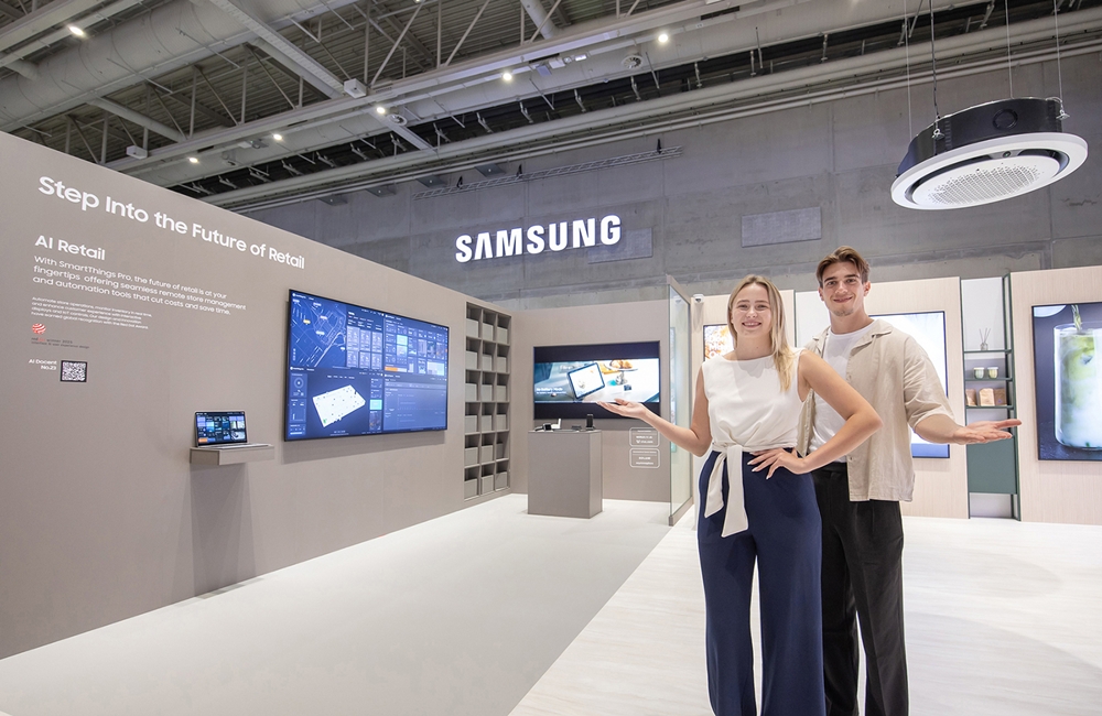 오는 5일부터 9일(현지시간) 'IFA 2025'가 열리는 독일 베를린 '메세 베를린(Messe Berlin)'의 '시티큐브 베를린(City Cube Berlin)'에 위치한 삼성전자 전시관에서 삼성전자 모델이 AI 스토어를 소개하고 있다.