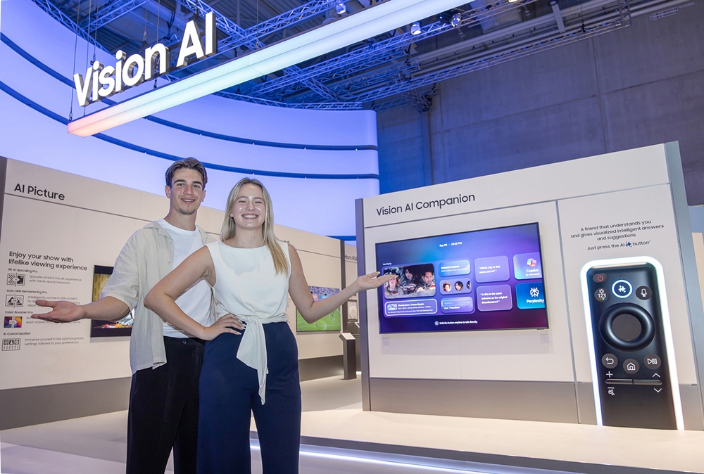 오는 5일부터 9일(현지시간) 'IFA 2025'가 열리는 독일 베를린 '메세 베를린(Messe Berlin)'의 '시티큐브 베를린(City Cube Berlin)'에 위치한 삼성전자 전시관에서 삼성전자 모델이 비전 AI를 소개하고 있다.