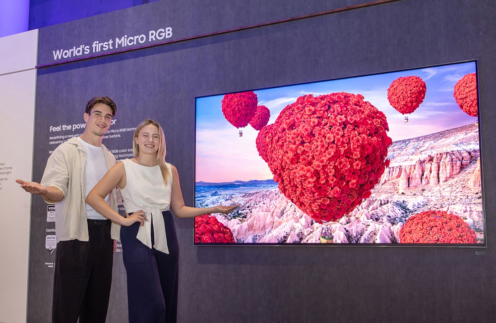 오는 5일부터 9일(현지시간) 'IFA 2025'가 열리는 독일 베를린 '메세 베를린(Messe Berlin)'의 '시티큐브 베를린(City Cube Berlin)'에 위치한 삼성전자 전시관에서 삼성전자 모델이 115형 마이크로 RGB TV를 소개하고 있다.