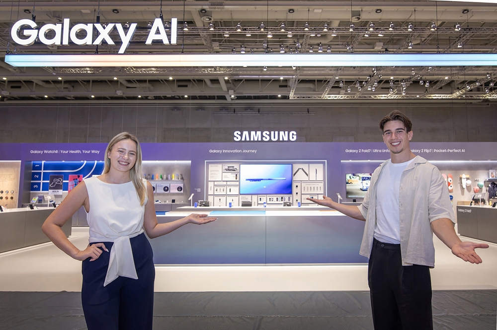오는 5일부터 9일(현지시간) 'IFA 2025'가 열리는 독일 베를린 '메세 베를린(Messe Berlin)'의 '시티큐브 베를린(City Cube Berlin)'에 위치한 삼성전자 전시관에서 삼성전자 모델이 갤럭시 AI를 소개하고 있다.