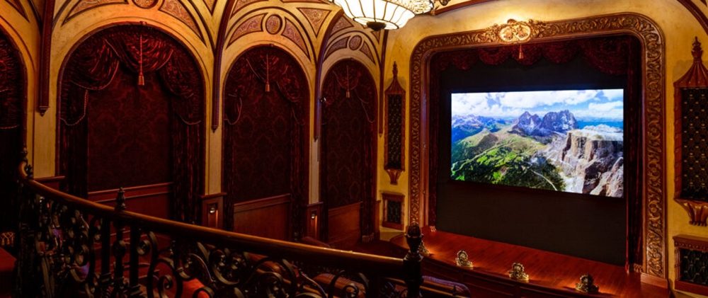 필 트루비의 개인 영화관인 트루비 리젠시 극장에 설치된 ‘럭셔리 리빙을 위한 더 월(The Wall for Luxury Living)’의 모습