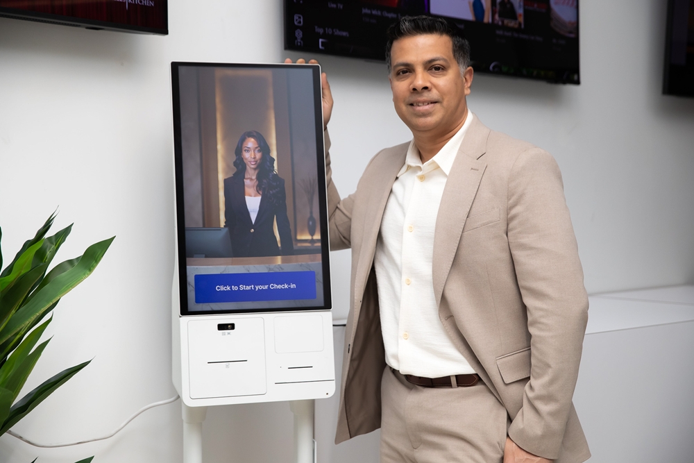 삼성전자 어바인 CEC의 호텔용 솔루션 전시존에서 포즈를 취하고 있는 노어 아마르(Noor Armar)