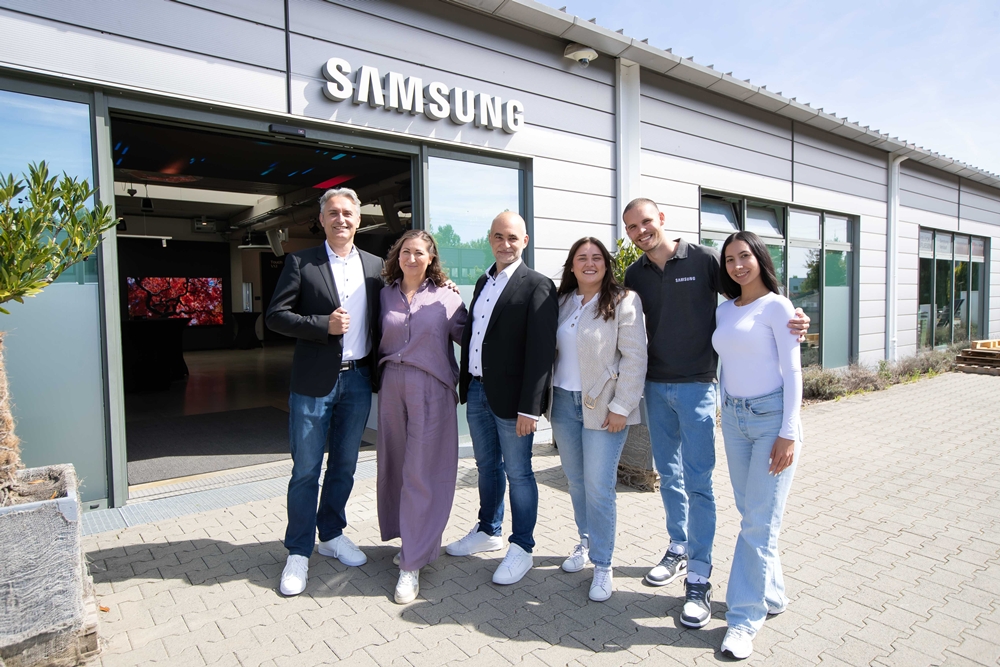 삼성 쇼케이스 & 트레이닝 센터 앞에서 유럽과 독일 디스플레이 담당자들이 포즈를 취하고 있다
