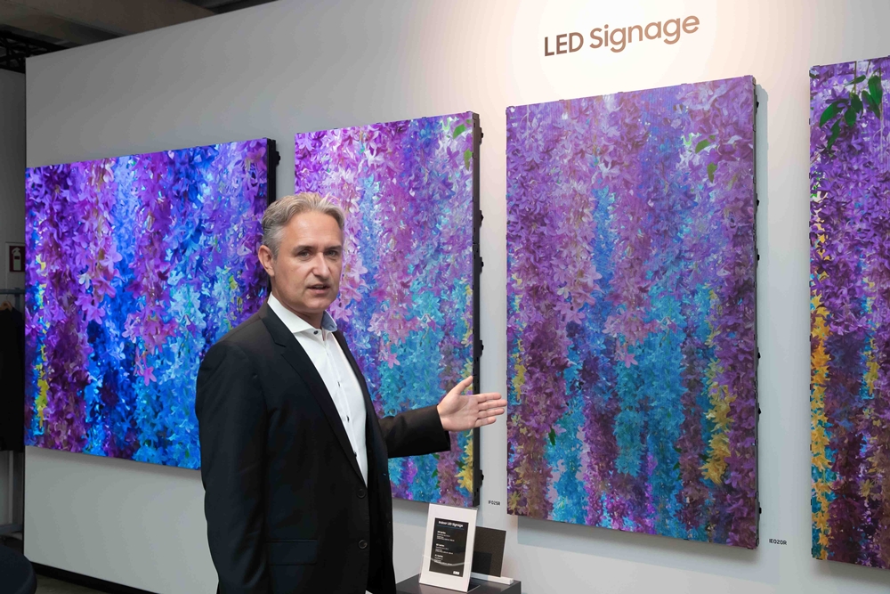 삼성전자 독일법인 LED 영업 총괄 요아힘 비에초렉이 삼성의 주력 상업용 LED 솔루션을 안내하고 있다