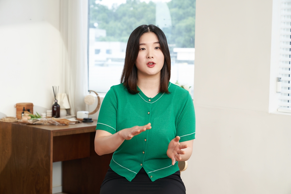 삼성 OLED는 글레어 프리를 통한 물리적 개선과 AI 알고리즘을 통한 감마 기술로 외부 광원에 의한 시청 방해를 최소화했다