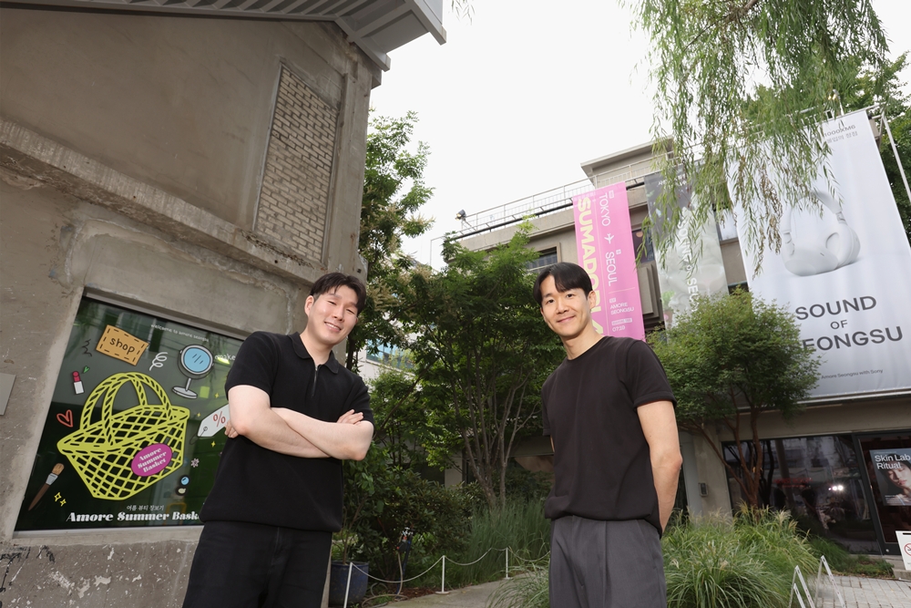 ▲아모레퍼시픽 크리에이티브센터 리스토어비즈니스팀 김태현 차장과 신정식 대리는 플래그십 스토어 ‘아모레성수’에 삼성 컬러 이페이퍼를 도입하며 매장 운영상 또다른 변화를 꾀하고 있다