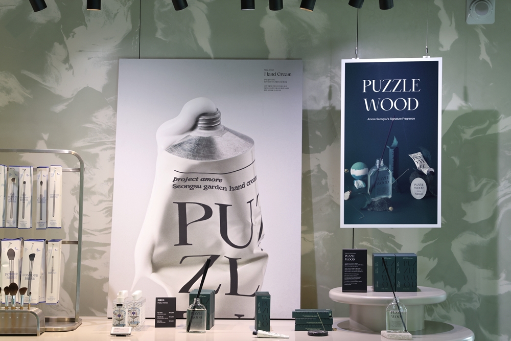 ▲아모레성수 굿즈존 천장 레일에 행잉(hanging) 형태로 설치된 삼성 컬러 이페이퍼