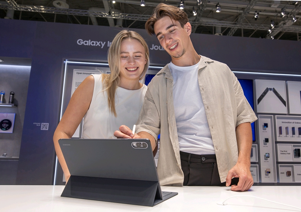 오는 5일부터 9일(현지시간) 'IFA 2025'가 열리는 독일 베를린 '메세 베를린(Messe Berlin)'의 '시티큐브 베를린(City Cube Berlin)'에 위치한 삼성전자 전시관에서 삼성전자 모델이 갤럭시 탭S11 울트라를 소개하고 있다.