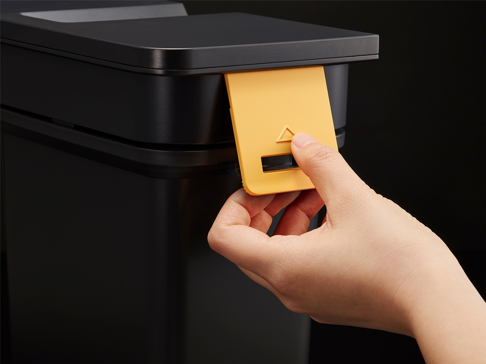 조작 버튼을 윤곽선으로 양각 처리하여 손의 감각만으로도 버튼의 위치를 쉽게 찾을 수 있도록 했다.