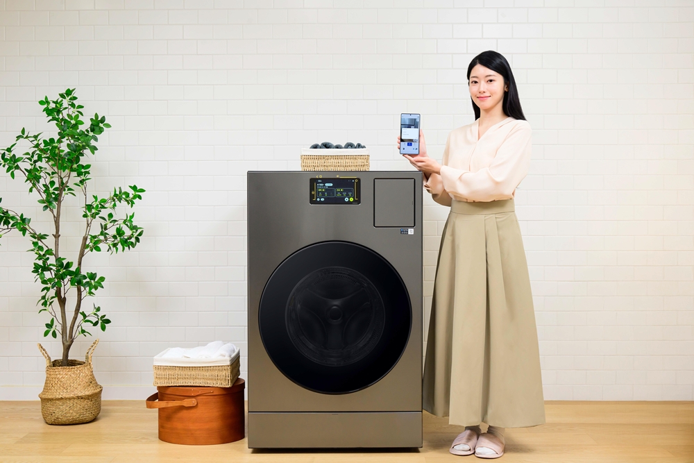 삼성전자가 15일 '흰지팡이의 날'을 맞아 시각장애인과 저시력자를 위한 AI 가전 매뉴얼 '모두를 위한 사용법'을 공개했다.