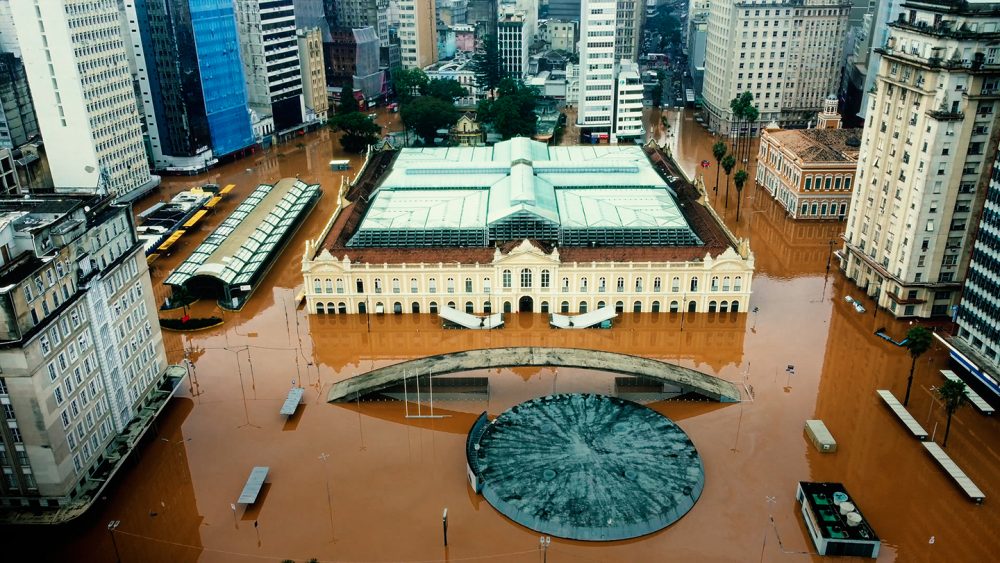 2024년 브라질 히우 그란지 두술에서 발생한 홍수로 240만 명의 이재민이 발생했고, 포르투 알레그리(사진)를 포함한 478개 지방자치단체 전역이 광범위한 피해를 입었다.