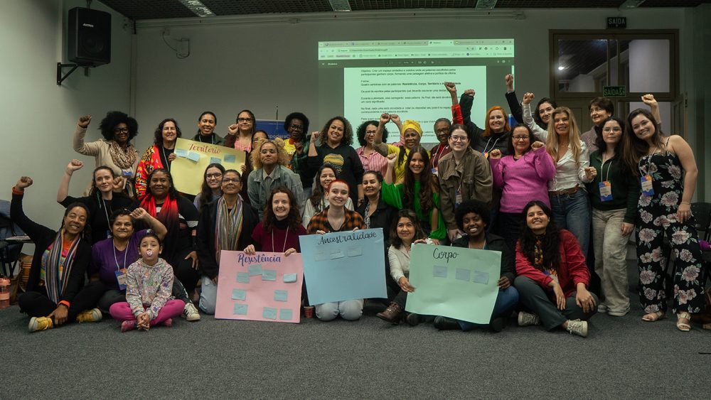 여성 리더들이 엠포데라클리마 기후 회복력 워크샵에 참여해 미래 기후 재난 대비를 위한 기술과 전략을 배우고 있다. 