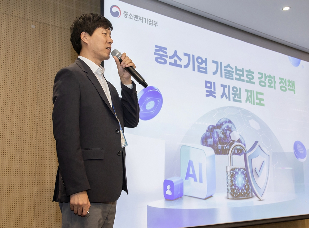 15일 경기도 수원컨벤션센터에서 개최된 '2025 우수기술 설명회'에서 중소벤처기업부 차상훈 사무관이 특강을 하고 있다.