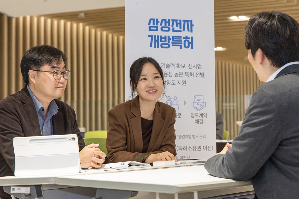 15일 경기도 수원컨벤션센터에서 개최된 '2025 우수기술 설명회'에서 삼성전자 관계자와 협력회사 참석자들이 특허 무상 이전 상담을 진행하고 있다.