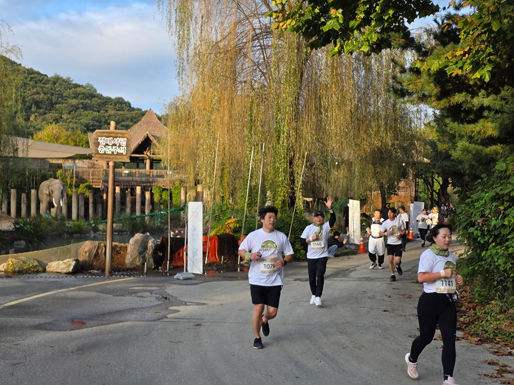 '갤럭시 워치런 @사파리' 참가자들이 로스트밸리 코스에서 동물과 함께 사진을 촬영하며 러닝을 즐기는 모습