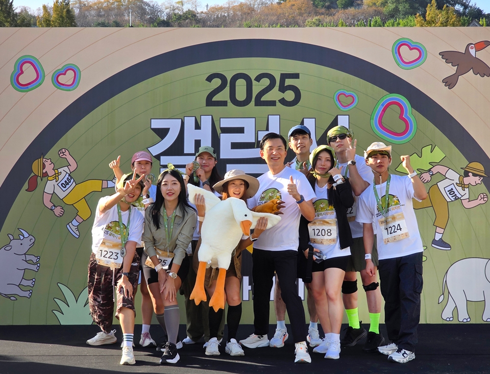 '갤럭시 워치런 @사파리' 참가자들이 삼성전자 한국총괄 임성택 부사장과 기념 촬영을 하는 모습