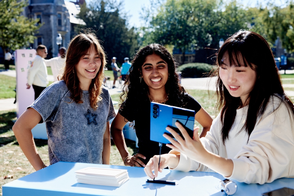 대학생들이 갤럭시 Z 폴드7으로 한글 트럭의 인터렉티브 체험에 참여하고 있다.(4. @Princeton 5. @Yale)