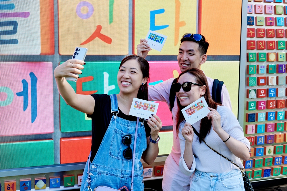 한글 트럭에 나만의 메세지를 작성한 참가자들이 인증샷을 찍고 있다.(@Brown)