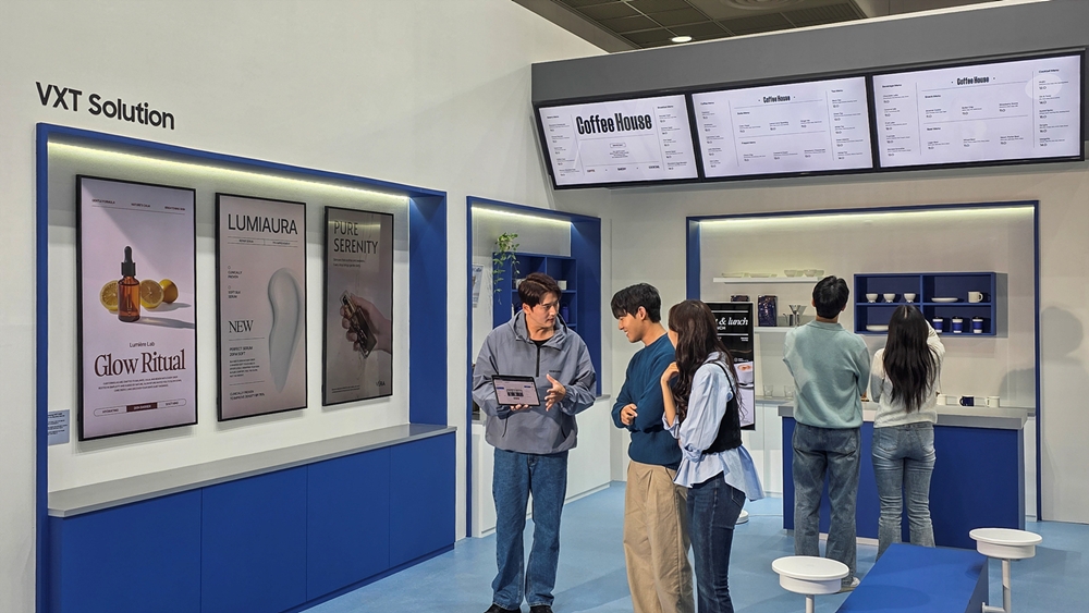 서울 코엑스에서 열린 KES 2025(한국전자전) 삼성전자관의 상업 공간에서 프로모터가 원격으로 매장을 관리할 수 있는 VXT 솔루션을 소개하고 있다.