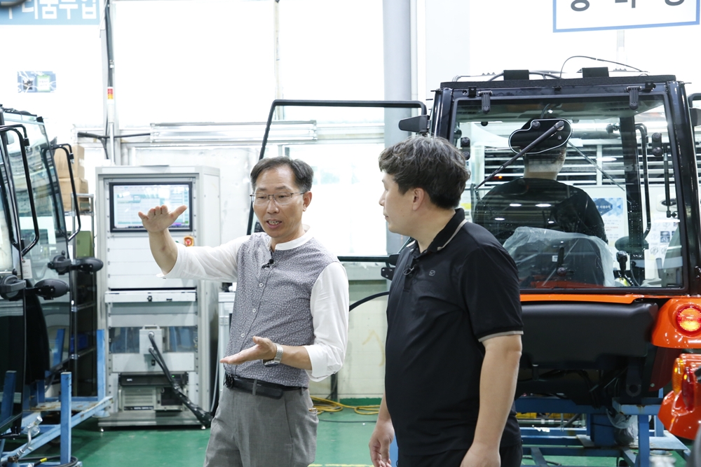 삼성전자 스마트공장 전문위원이 농기계 제조업체 위제스(전북 익산 소재)를 찾아 스마트공장 컨설팅을 진행하고 있다.