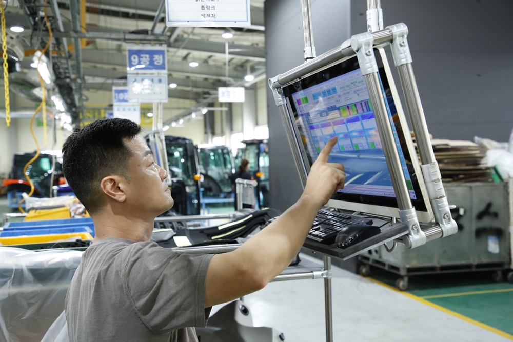 농기계 제조업체 위제스(전북 익산 소재) 직원이 관리 시스템을 통해 생산 공정을 제어하고 있다.